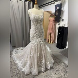 Allure Bridals Style #9950 Wedding Dress (Never worn)